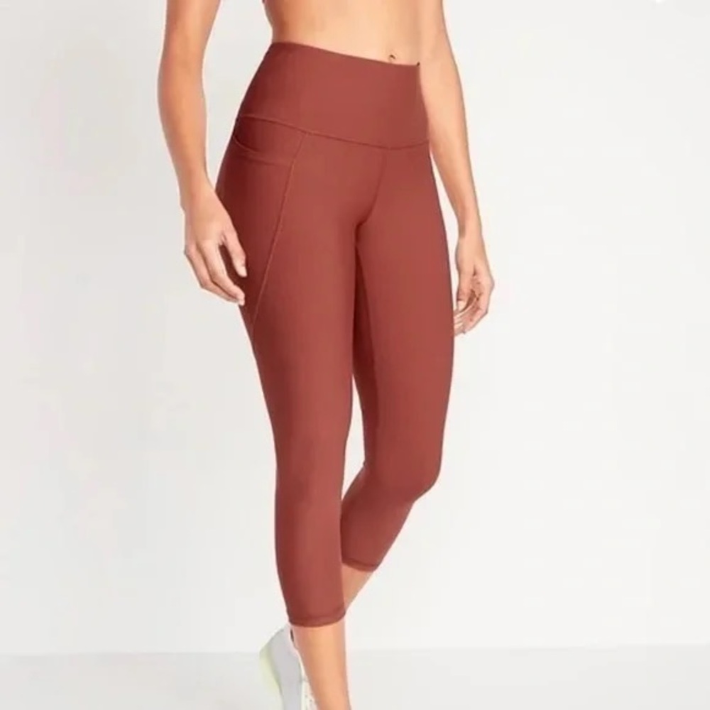 Old navy high-waisted, cropped athletic leggings with side pockets